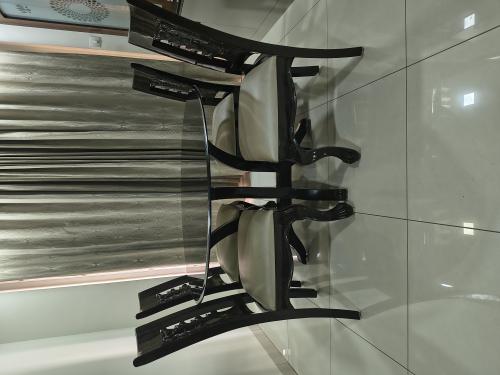 Dining round table with 4 chairs