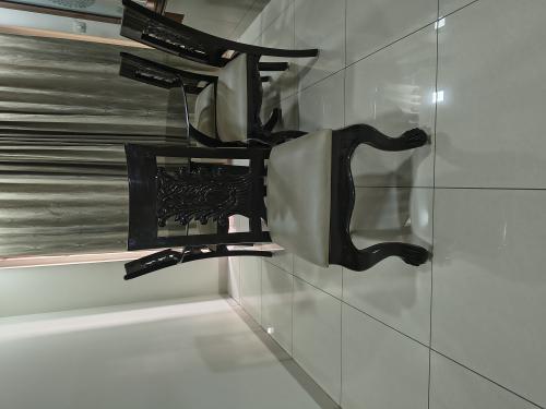 Dining round table with 4 chairs