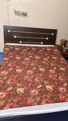 Good quality Queen size bed made with PREMIUM engineering particle board. 